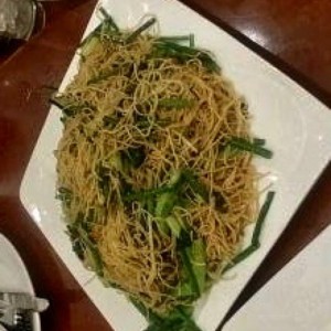 Chow Mein con Salsa Especial con Hoja de Mostaza