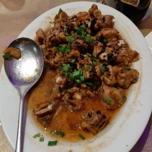 costillitas de puerco con frijolitos negros