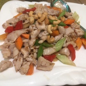 Pollo con Mani y vegetales 