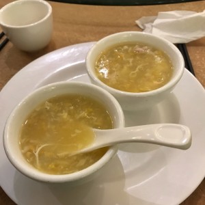 Sopa de pollo con maiz