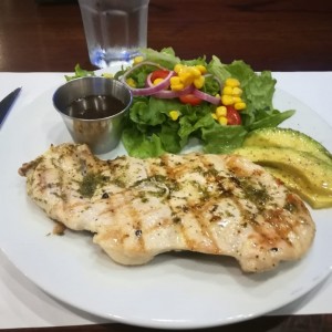 Pollo marinado al carbon, ensalada y trozos de aguacate