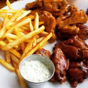 Wings y Papas Cajun