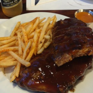 Costillas con papas fritas