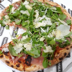 Pizza prosciuttto y arugula