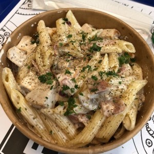 Cabonara pasta con pollo y hongos. 