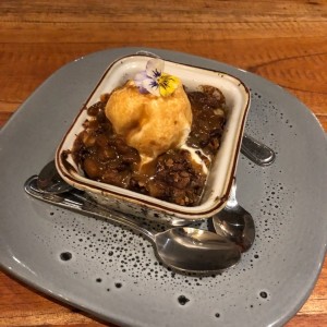 Banana bread pudding con helado de pecan