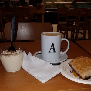 Arroz con leche, capuchino y Pastrami de la casa