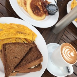 Sandwich Pavo Club, Pancakes con bacon, Cappuccino