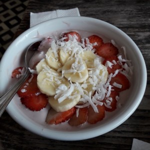 yogurt acai de fresa, guineo y coco