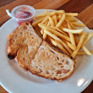 salmon sandwich con papas fritas