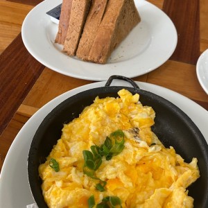 Desayunos - Cheesy Scramble