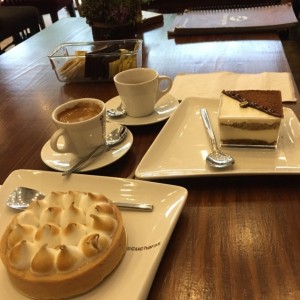 tiramisu, pie de limon y cafe espresso