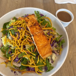 Ensalada thai de salmon