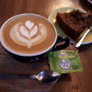 capuchino con dulce de zanahoria y nueces