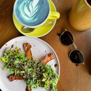 Matcha Latte azul y avocado toast