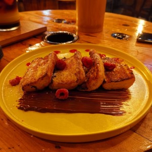 tostadas francesas con frutilla y chocolate