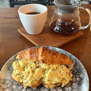 Croissant con huevos, queso y tocino 