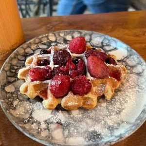 Waffles frutos rojos con miel 