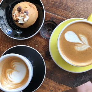 Latte, Macchiato y Galleta rellena de peanut butter