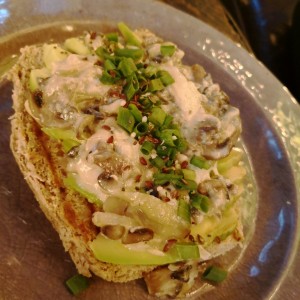 Tostada de hongos y aguacate