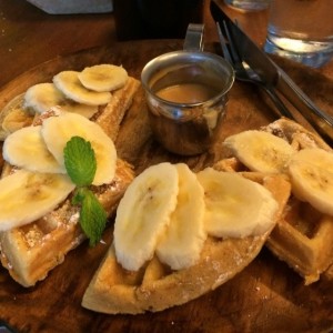 waffles con peanut butter y guineo