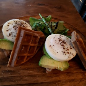 wafle de huevos pochados