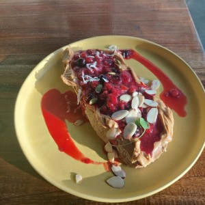 tostada con mermelada de frutos rojos