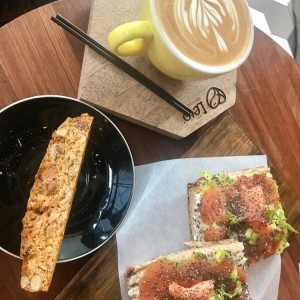 tostada de salmon y biscotti