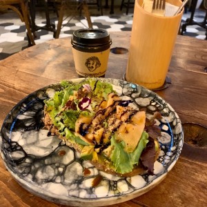 Tostada de Salmon y Aguacate