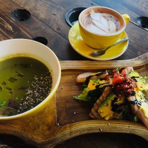 leto Lunch, sopa de vegetales, warp de pavo sin tortilla y Latte en leche de almendras