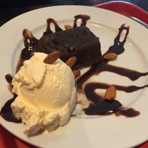 Brownie con helado y almendras