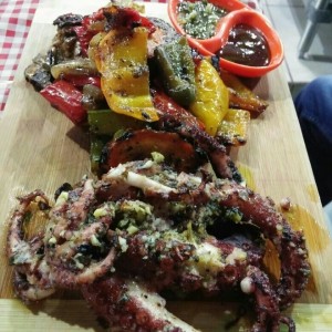 pulpo salteado de vegetales