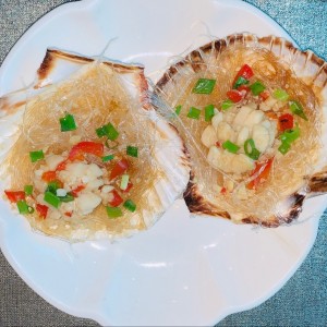 Vieiras al vapor con salsa de ajo y fideos de arroz 