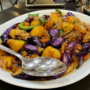 Las tres delicias al Wok.  Son papas, berengenas y pimientos, deliciosamente sazonados. 