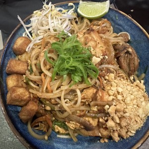 Pad Thai Mixto (pollo, filete y langostinos)