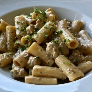 Rigatoni con salchicha italiana y hongos