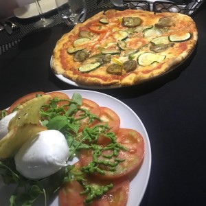 ensalada Caprese y pizza de berenjena con Zuchinni