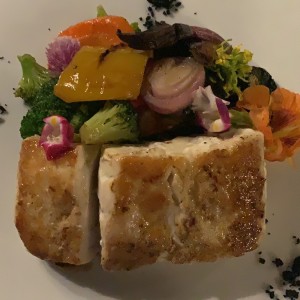 filete de corvina a la plancha con vegetales salteados; delicioso y muy bien presentado, con buena consistencia y sabor 