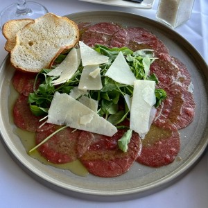 Carpaccio di manzo con rucula