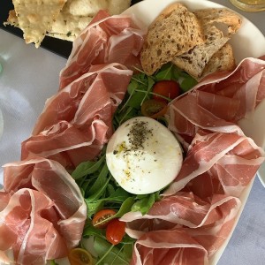 Anti Pasti - Burrata con Prosciutto