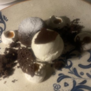 Volcán de chocolate con helado de vainilla