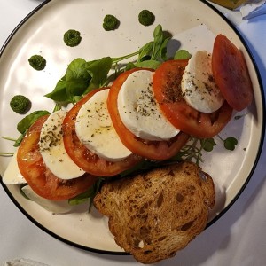 ensalada de mozarela y tomate