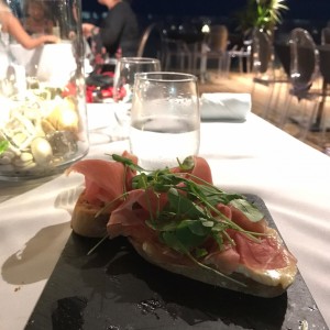 bruschetta brie e prosciutto