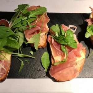 bruschetta Brie y prosciutto