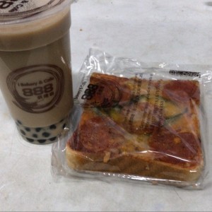 bubble tea tradicional y pan pizza 