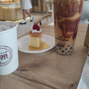 taro latte, cheesecake y sugar brown tea.