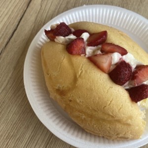 Bollo de crema batida y fresas 