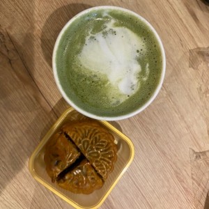 Matcha latte, mooncake de nueces y mitad de 1 yema