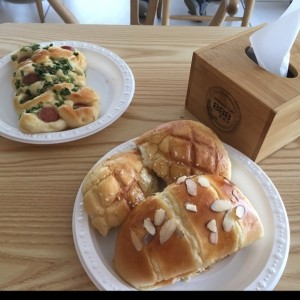 pan de otoe, pan de crem y pan de salchichas con cebollina