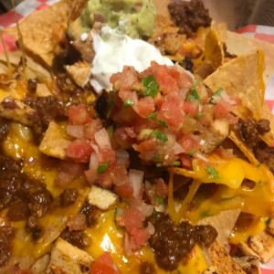 Nachos con carne y pollo